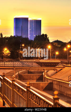 Argine del Fiume Esentay (Vesnovka). Vista di Rahat torri. Almaty. Il Kazakistan. Foto Stock