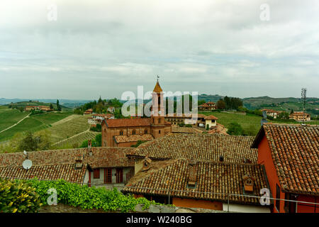 Serralunga di Alba città e vigneti, Piemonte, Italia Foto Stock