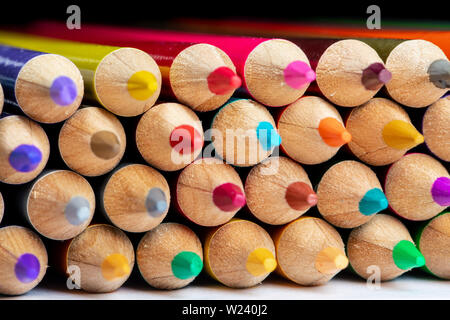 Una serie di matite colorate per disegnare la fotografia macro. Foto Stock