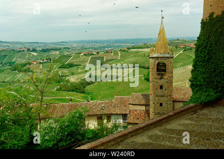 Serralunga di Alba città e vigneti, Piemonte, Italia Foto Stock