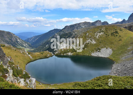 Giornata estiva nel circo del fiume Urdina in alta montagna Rilla, Bulgaria. Il blu Lago Botanichestoto visto dalle colline di Malka Panitsa Foto Stock