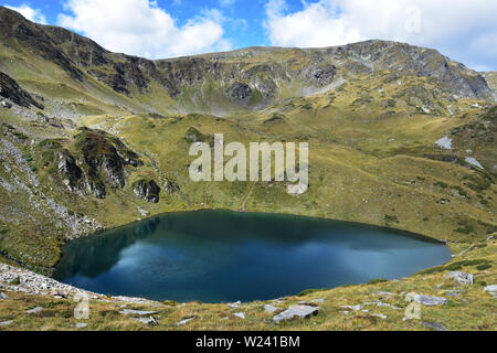 Giornata estiva nel circo del fiume Urdina in alta montagna Rilla, Bulgaria. Il lago blu Golyama Panitsa visto dalle colline di Malka Panitsa Foto Stock