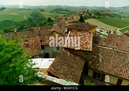 Serralunga di Alba città e vigneti, Piemonte, Italia Foto Stock