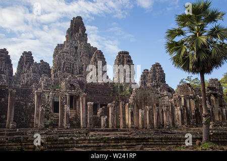 Le rovine di Angkor Wat, Cambogia, un tempio complesso e uno dei più grandi monumenti religiosi nel mondo Foto Stock