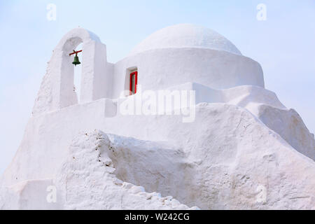 Bianco chiesa Paraportiani sull'isola di Mykonos, Grecia close-up torre campanaria con cielo blu sullo sfondo Foto Stock