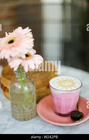 Ancora la vita di una bella colorata sana colazione vegetariana con cappuccino, uovo, seme e fiore in background Foto Stock