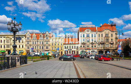 Bydgoszcz, Kujavian-Pomeranian / Polonia - 2019/04/01: vista panoramica del centro storico della città con la città vecchia e tenements Mostowa street Foto Stock