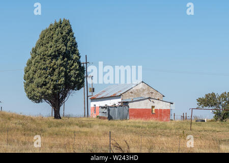 WARDEN, SUD AFRICA - 1 Maggio 2019: un edificio in un agriturismo tra operaio e Vrede nel libero Stato Provincia Foto Stock