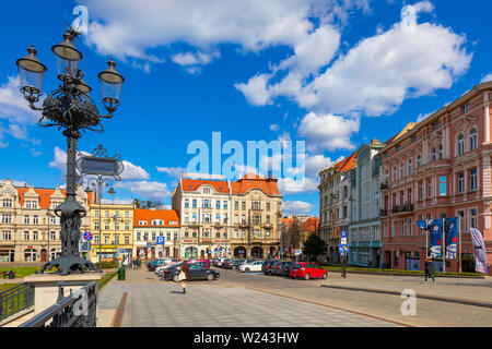 Bydgoszcz, Kujavian-Pomeranian / Polonia - 2019/04/01: vista panoramica del centro storico della città con la città vecchia e tenements Mostowa street Foto Stock