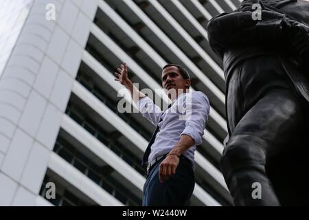 Caracas, Venezuela. 05 Luglio, 2019. Juan Guaido, Venezuela del auto-proclamato presidente ad interim, è ottimista di fronte di sostenitori in una manifestazione di protesta per il giorno dell'indipendenza. Guaido ha invitato la società civile per protestare contro il governo del Capo di Stato Maduro. Venezuela commemora il 5 luglio l'indipendenza di Spagna nel 1811. Credito: Rafael Hernández/dpa/Alamy Live News Foto Stock