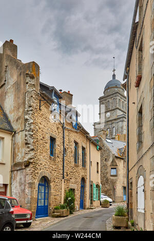 Street view prese a Saint Servan con il Presbiterio Santa Croce di Saint Servan in background. Foto Stock