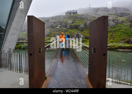 Ponte e piattaforma sulla Trollstigen strada di montagna, parte del norvegese itinerario panoramico Geiranger - Trollstigen in Norvegia. Foto Stock