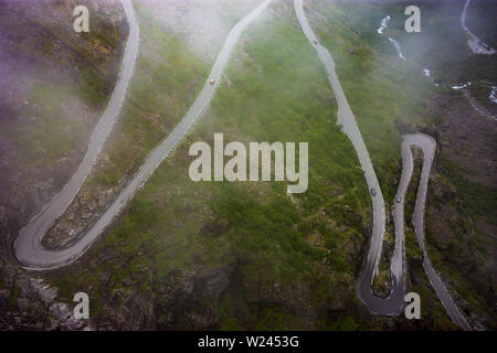 Incredibile paesaggio di nebbia sulla Trollstigen strada di montagna, parte del norvegese itinerario panoramico Geiranger - Trollstigen in Norvegia Foto Stock