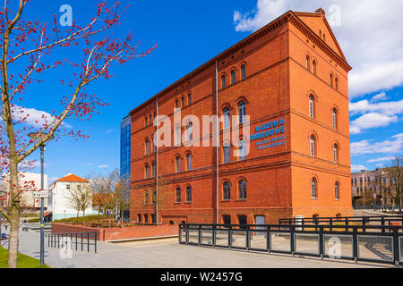 Bydgoszcz, Kujavian-Pomeranian / Polonia - 2019/04/01: Arte Moderna Museo del museo regionale sul mulino isola nello storico quartiere della città vecchia Foto Stock