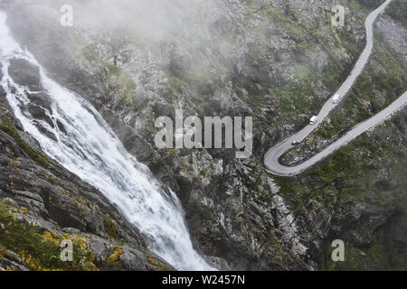 Incredibile paesaggio di nebbia sulla Trollstigen strada di montagna, parte del norvegese itinerario panoramico Geiranger - Trollstigen in Norvegia Foto Stock