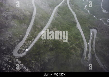 Incredibile paesaggio di nebbia sulla Trollstigen strada di montagna, parte del norvegese itinerario panoramico Geiranger - Trollstigen in Norvegia Foto Stock