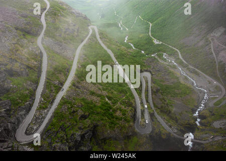 Incredibile paesaggio di nebbia sulla Trollstigen strada di montagna, parte del norvegese itinerario panoramico Geiranger - Trollstigen in Norvegia Foto Stock