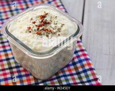 Insalata di patate con yogurt e cetrioli Foto Stock