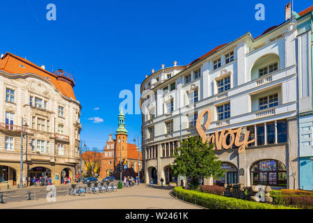 Bydgoszcz, Kujavian-Pomeranian / Polonia - 2019/04/01: vista panoramica del centro storico della città con le Clarisse chiesa in background Foto Stock