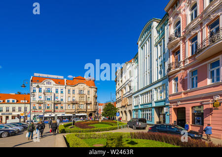 Bydgoszcz, Kujavian-Pomeranian / Polonia - 2019/04/01: vista panoramica del centro storico della città con la città vecchia e tenements Mostowa street Foto Stock