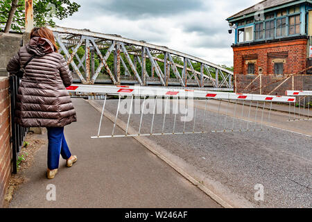 La donna in attesa sul sentiero a Stockton Heath ponte girevole Foto Stock