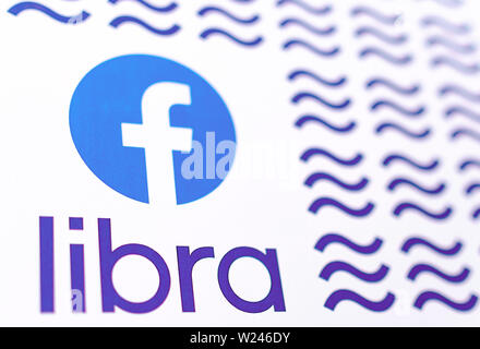 Facebook Libra logo su una brochure stampata. Chiudere le foto con profondità di campo ridotta. Foto Stock