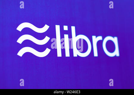 Facebook Libra logo su una brochure stampata. Chiudere le foto con profondità di campo ridotta. Foto Stock