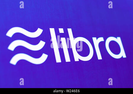 Facebook Libra logo su una brochure stampata. Chiudere le foto con profondità di campo ridotta. Foto Stock