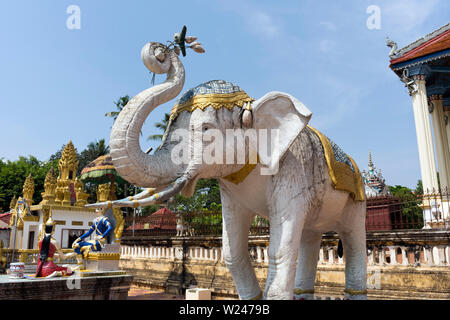 Statua dell'elefante alla pagoda di Damrey Sor, Battambang, Cambogia, Asia Foto Stock