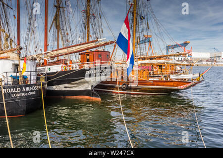 Poppe di Tall navi nel porto di Kiel, Germania Foto Stock