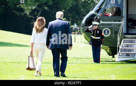 Presidente Donald Trump e la First Lady Melania Trump sulla South Lawn della Casa Bianca che stanno per lasciare su Marina Uno per il fine settimana a Washington, DC. Foto Stock