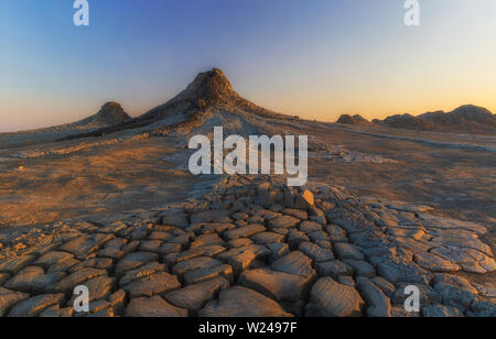 I vulcani di fango in Gobustan al tramonto Foto Stock