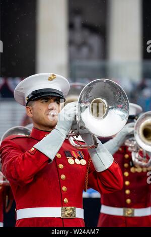 Washington DC, Stati Uniti d'America. 04 Luglio, 2019. I membri dell'U.S. Marine Corps Band Marzo in formazione a salutare in America evento presso il Lincoln Memorial Luglio 4, 2019 a Washington D.C. Credito: Planetpix/Alamy Live News Foto Stock