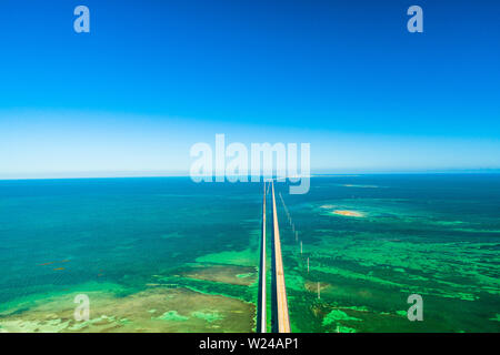 Seven Mile Bridge. Infinite road, vista aerea, Florida Keys. Stati Uniti d'America. Foto Stock