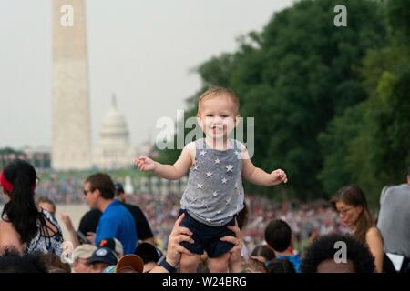 Washington DC, Stati Uniti d'America. 04 Luglio, 2019. I membri del pubblico allegria durante il saluto a America evento presso il Lincoln Memorial Luglio 4, 2019 a Washington D.C. Credito: Planetpix/Alamy Live News Foto Stock