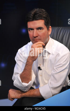 LOS ANGELES, CA. 21 luglio 2009: Simon Cowell waxwork figura - Inaugurazione del Museo di Madame Tussauds di Hollywood. La nuova $55 milioni di attrazione è in assoluto il primo museo di Madame Tussauds al mondo ad essere costruito da terra. Si trova su Hollywood Boulevard immediatamente accanto al famoso Grauman's Chinese Theater. © 2009 Paul Smith / Featureflash Foto Stock