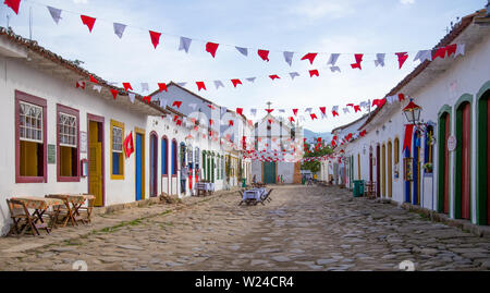 Paraty, Rio de Janeiro, Brasile - 7 Giugno 2014: le tipiche case coloniali e per le strade del villaggio storico di Paraty Foto Stock