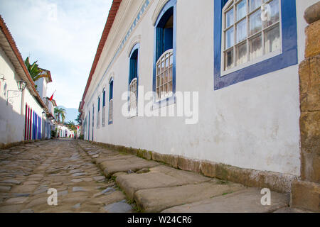 Paraty, Rio de Janeiro, Brasile - 7 Giugno 2014: le tipiche case coloniali e per le strade del villaggio storico di Paraty Foto Stock