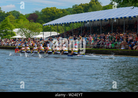 Henley-on-Thames, Regno Unito. 05 Luglio, 2019. Henley Royal Regatta - Australian Defence Force beat Nederlandse krijgsmacht, Paesi Bassi dal 4 lunghezze di venerdì in un calore della Coppa del Re. Dopo la grande guerra si concluse nel 1918 Henley Royal Regatta fu chiesto di eseguire un Royal Henley Regatta di pace nel 1919, con quattro eventi inclusi in modo specifico per i soldati degli eserciti alleati. Ha vinto dall'esercito australiano equipaggio, la Gold Cup è stato presentato per la regata di Sua Maestà il Re George V. Credito: Gary Blake/Alamy Live News Foto Stock