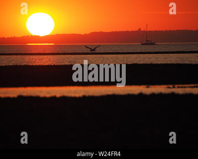 Sheerness, Kent, Regno Unito. 5 Luglio, 2019. Regno Unito Meteo: un tramonto mozzafiato in Sheerness, Kent alla fine di una calda ed umida giornata. Credito: James Bell/Alamy Live News Foto Stock