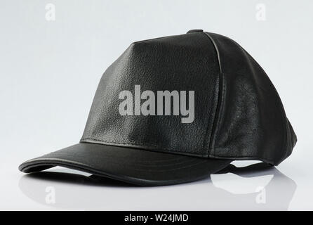 Vista laterale di pelle nera hat isolati su sfondo bianco Foto Stock