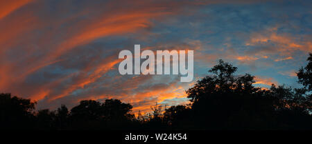 Red Sky di notte nuvole arancione blu cielo serale paesaggio girato nel Surrey in Inghilterra Foto Stock