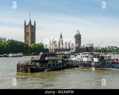 Case del Parlamento visto dal lato sud del Tamigi, Londra, Inghilterra. Foto Stock