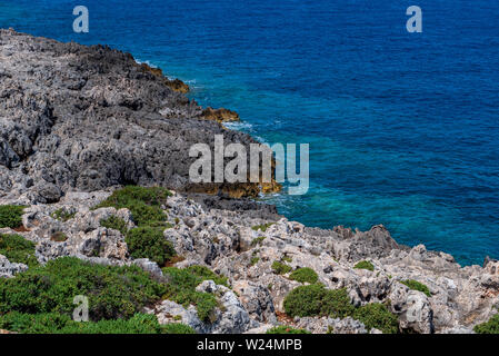 Vista sulla costa rocciosa a Capo Nord di Zante, splendido mare blu Foto Stock
