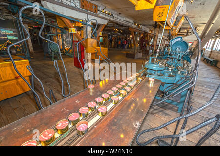 Canada, British Columbia, Steveston, Golfo di Georgia Cannery National Historic Site, pesce linea di inscatolamento Foto Stock