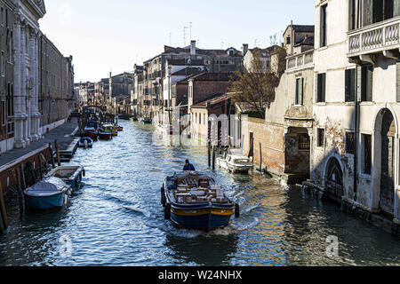 Venezia, Venezia, Italia. 12 dic 2012. Barche viste a Fondamenta dei Mendicanti Canal Rio dei Mendicanti) a Venezia. Credito: Ricardo Ribas/SOPA Immagini/ZUMA filo/Alamy Live News Foto Stock