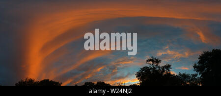 Red Sky di notte nuvole arancione con cielo blu paesaggio Surrey in Inghilterra Foto Stock