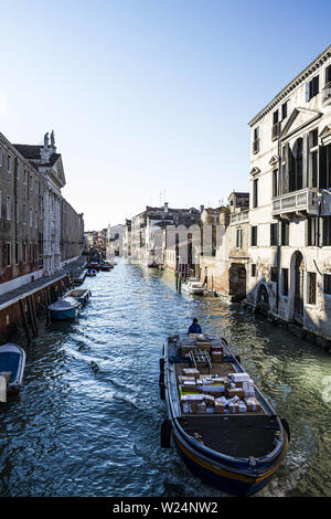 Venezia, Venezia, Italia. 12 dic 2012. Barche viste a Fondamenta dei Mendicanti Canal Rio dei Mendicanti) a Venezia. Credito: Ricardo Ribas/SOPA Immagini/ZUMA filo/Alamy Live News Foto Stock