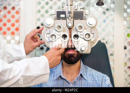Paziente nella moderna oftalmologia clinica controllo dell'occhio visione . Foto Stock