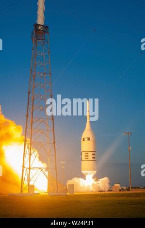 La NASA Orion lancio sistema Abort lancia con successo la cima a Northrop Grumman booster a razzo dalla piazzola di lancio 46 alla Cape Canaveral Air Force Station 2 Luglio 2, 2019 in Cape Canaveral, in Florida. Il volo di prova hanno dimostrato che il sistema di interruzione può tirare l'equipaggio per la sicurezza nel caso improbabile di un'emergenza durante la salita aprendo la strada a un lancio del nuovo Orion sistema di lancio. Foto Stock